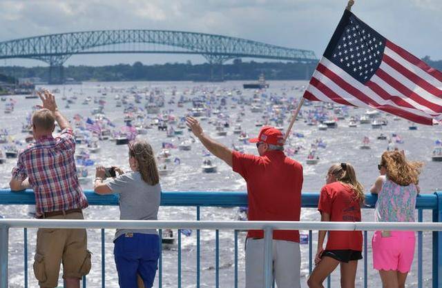 特朗普74岁生日当天:有人在白宫前踩蛋糕抗议,