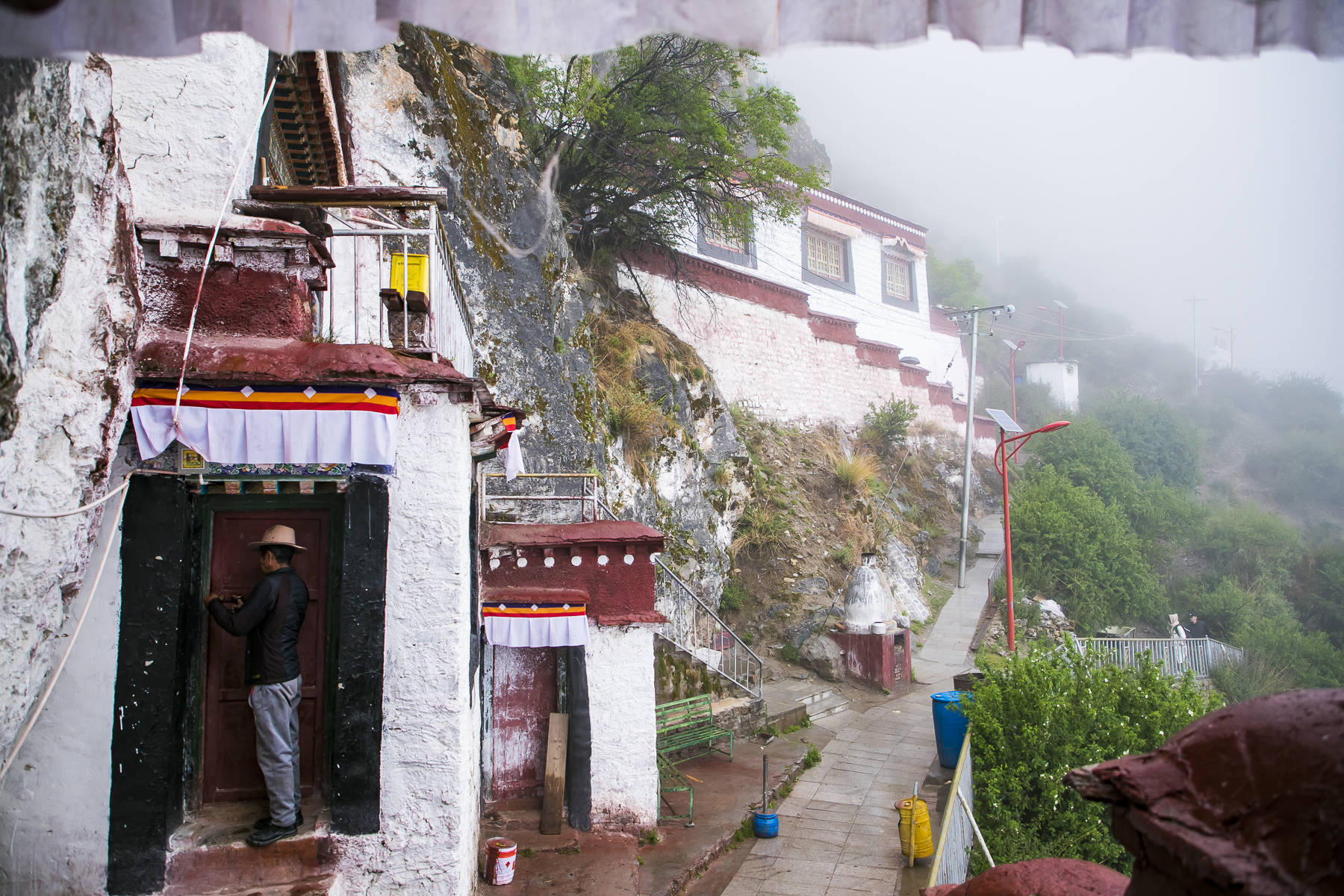 原创西藏最“险峻”的寺庙，嵌在悬崖绝壁之上，建成已有1500年