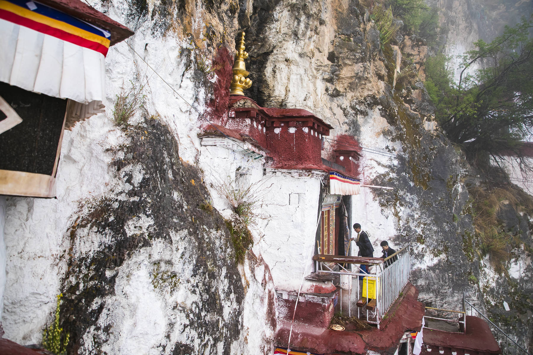 原创西藏最“险峻”的寺庙，嵌在悬崖绝壁之上，建成已有1500年