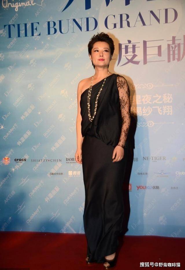 袁立有着东方女性的气质,穿上高腰的黑色西服,简直就是气场全开