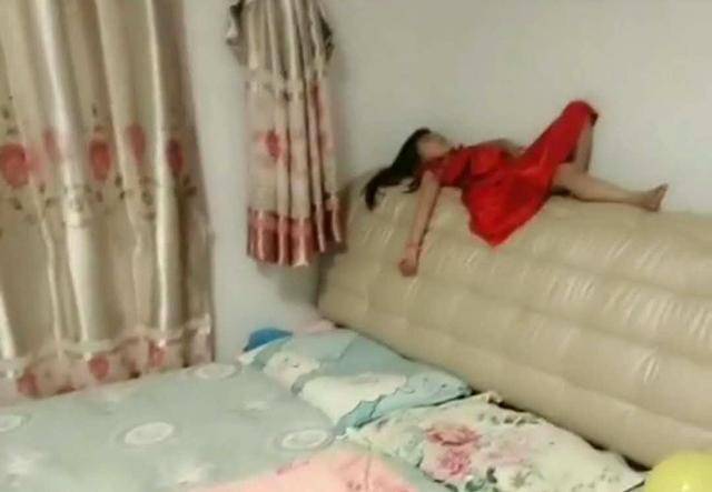 晚上睡觉，妈妈发现女儿不见了，开灯后被女儿怪异睡姿笑翻：你是小龙女吗？