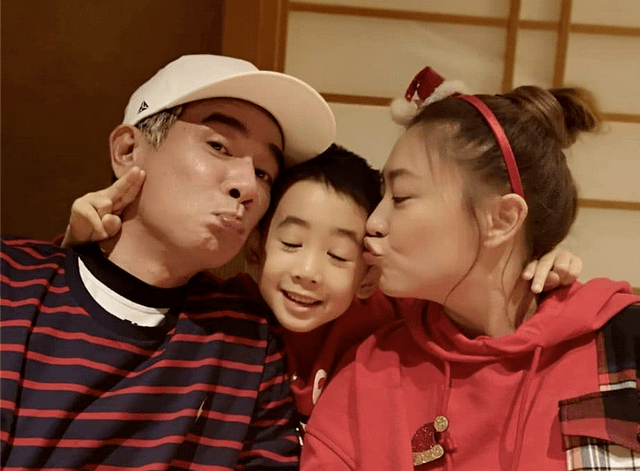 娃娃|二胎多半生女儿？应采儿晒小儿子全身照！老一辈：一胎像爸爸