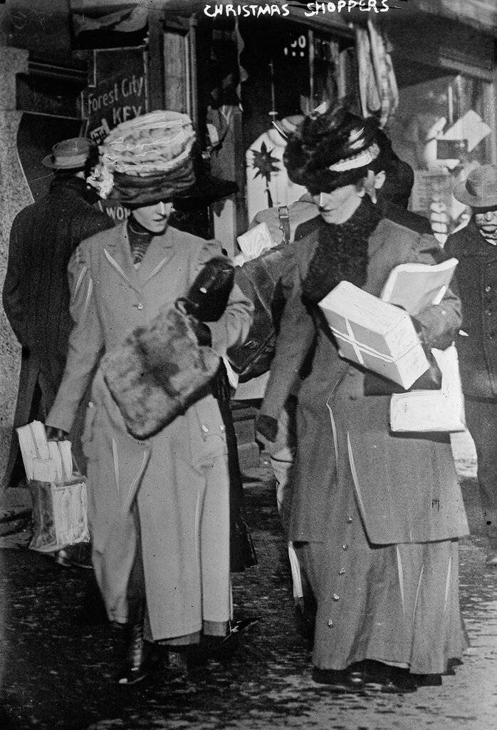 历史老照片:1910年纽约的圣诞节日购物