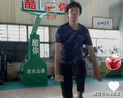 张国伟模仿詹姆斯霸王步！肘击对手后内线无敌，获数十万人点赞_新疆
