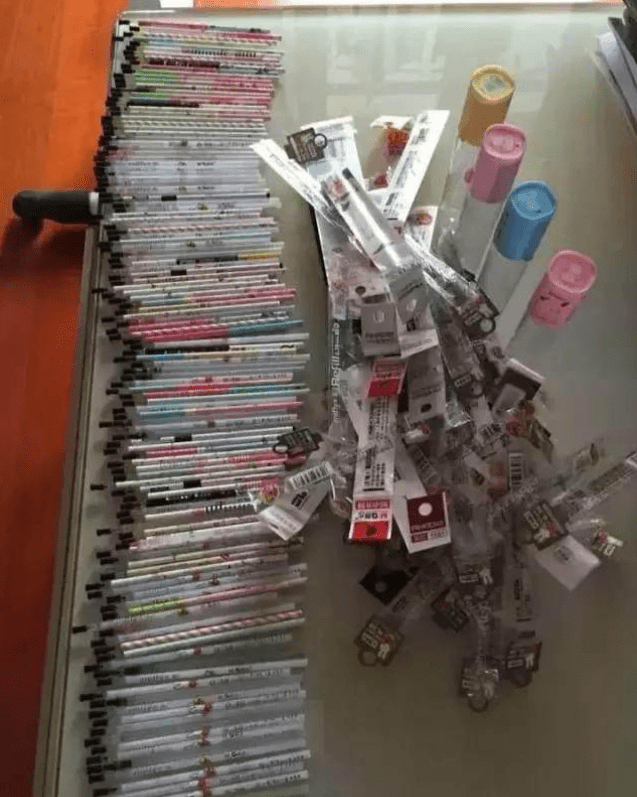 抽屉|打开她的抽屉，网友泪目：不成功才怪！高考731分女孩考上清华