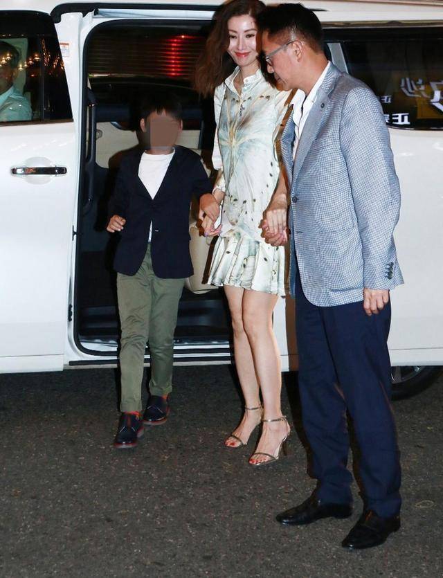 「娃娃」穿娃娃裙站C位好贵气,被父子俩牵手超宠溺,李嘉欣一家三口现身