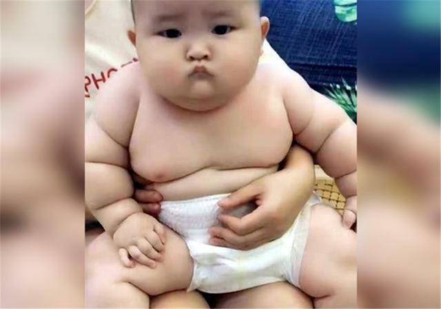 孩子|肉叠成“游泳圈”，奶奶沾沾自喜：我养得好宝宝被“当猪养”