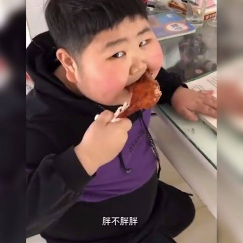 原创萌娃吃鸡腿的样子引人垂涎,网友:生活旺不旺,全看老弟胖不胖!