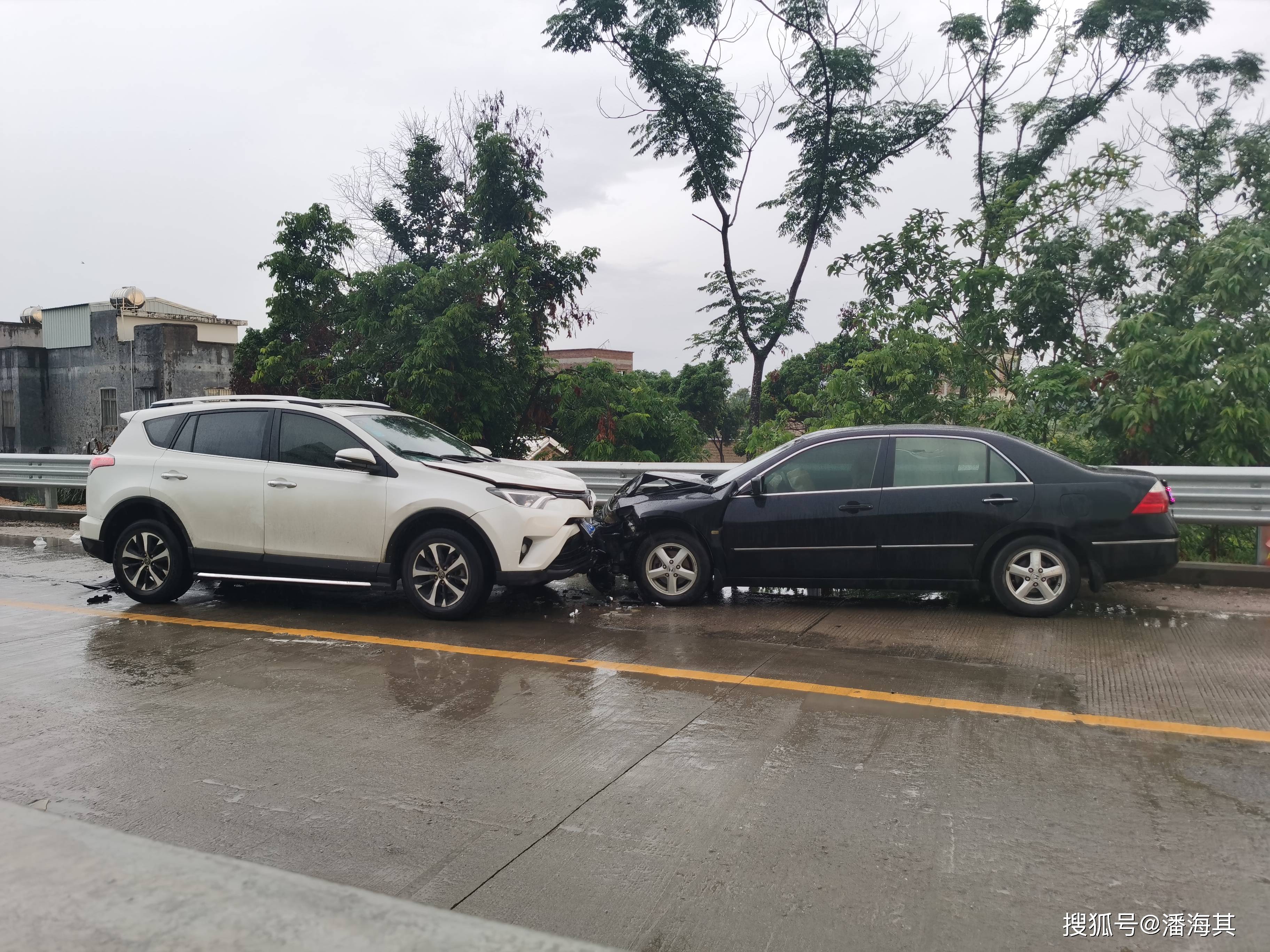 g228国道遂溪县西埇路段发生两车相撞交通事故