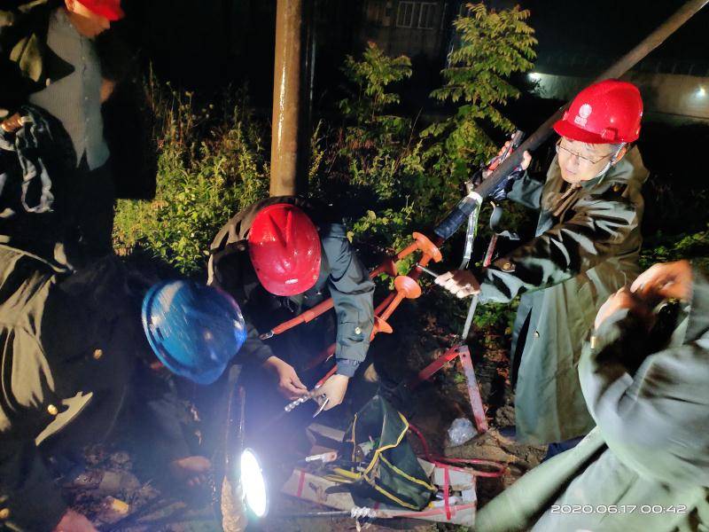 河南正阳县供电公司 雨夜鏖战四小时抢修电缆保供电