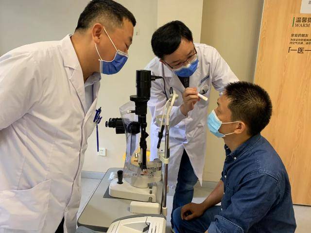 综合眼病专科成芳医生为患者检查眼睛