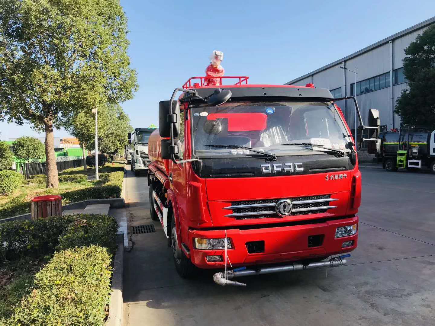 湖北楚胜汽车有限公司生产的此款东风多利卡消防洒水车.