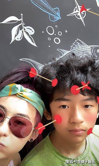 原创张柏芝儿子海边戏水，肤色黝黑腹肌初现，颜值身材像谢霆锋