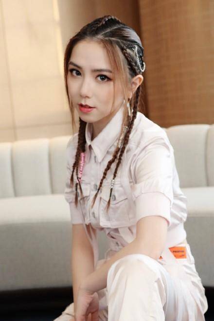 据说邓紫棋在第二天还有节目,不免让人再次心生期待起来.