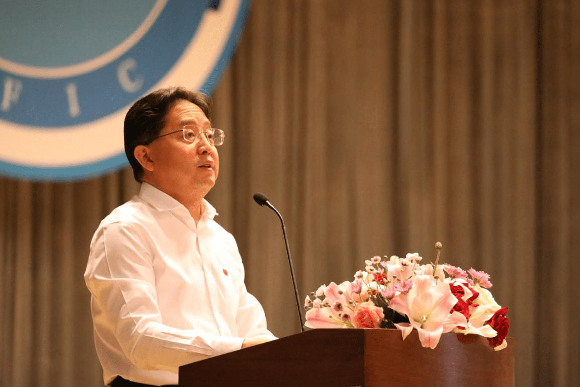 净月高新区党工委副书记,管委会主任曲国辉致辞.