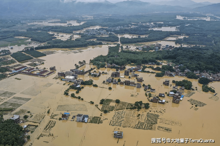 惠州市龙门县永汉镇村庄被洪水包围