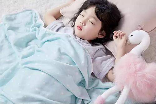 孩子|婴幼儿哄睡方法不同不同年龄段的孩子睡多久为佳？并非越多越好