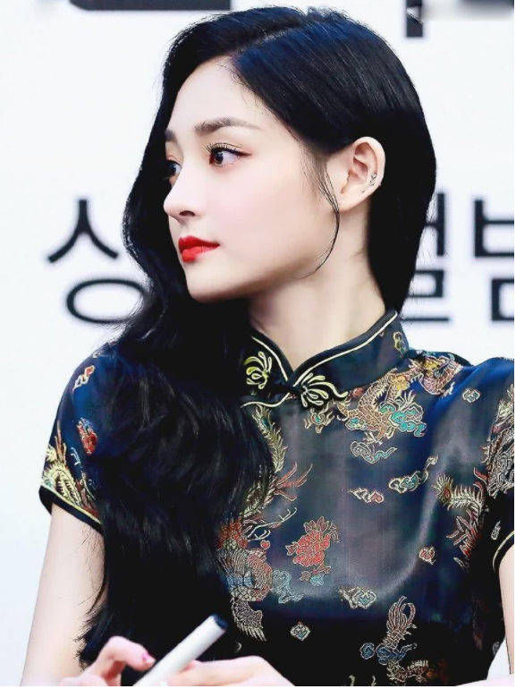 原创女星穿旗袍,杨超越最可爱,程潇像瓷娃娃,她最有韵味!