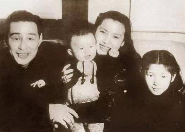 她17岁一婚，25岁嫁电影皇帝，儿子失常丈夫卧床，晚年和保姆生活