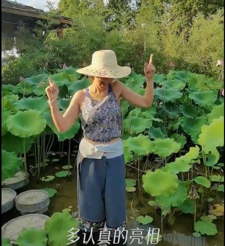 40岁女歌手重回农村，泥池里劳作秀热舞！脚打滑