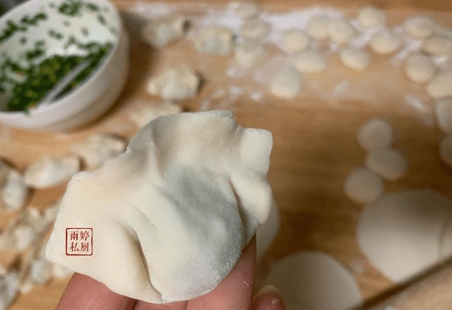 7,双手捏住饺子皮的边边往中间压紧捏实,饺子就包好了,很简单的包饺子