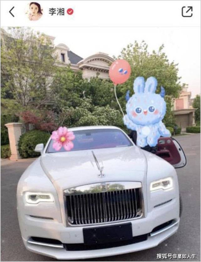 王诗龄坐百万豪车自信摆拍，尖下巴更显少女范