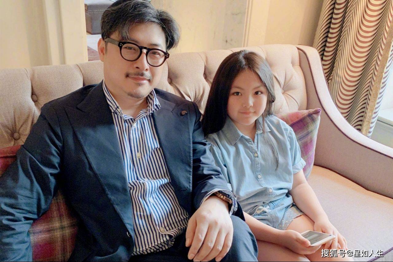 王诗龄坐百万豪车自信摆拍，尖下巴更显少女范