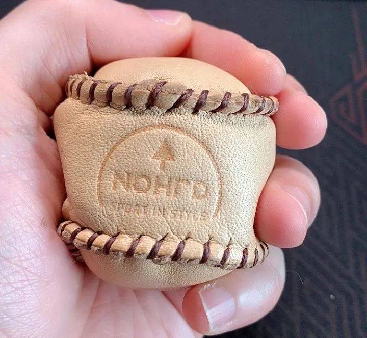 皮球怎么玩最简单 2e831bf190dd4fd4b5549517b428c03b.jpeg