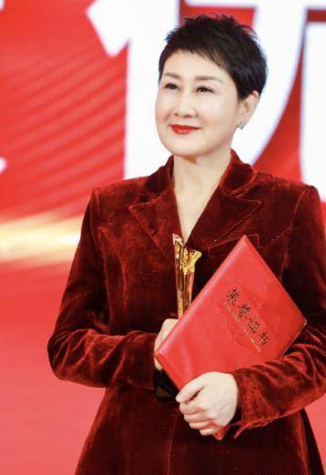 所以,张凯丽多年的中性风短发,放在今天一点也不会觉得