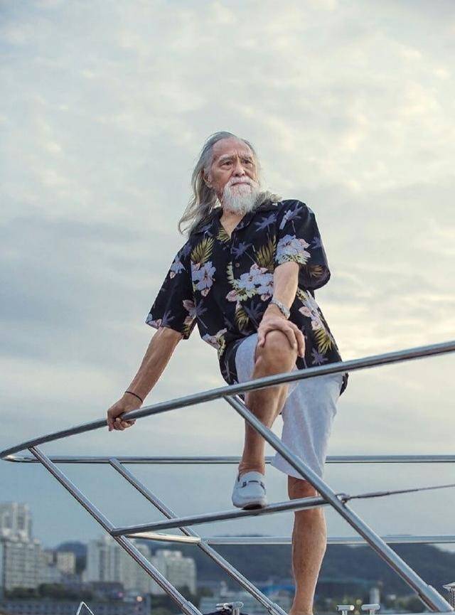 中国最潮老头,84岁穿衣时髦肌肉健硕,穿露肚脐走红毯气场强大