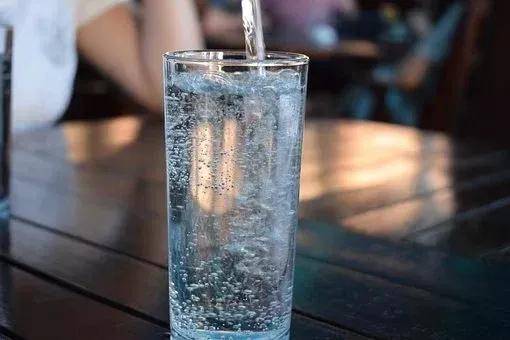 痛风喝苏打水能降尿酸吗？医生：苏打水这样喝，有益人体健康