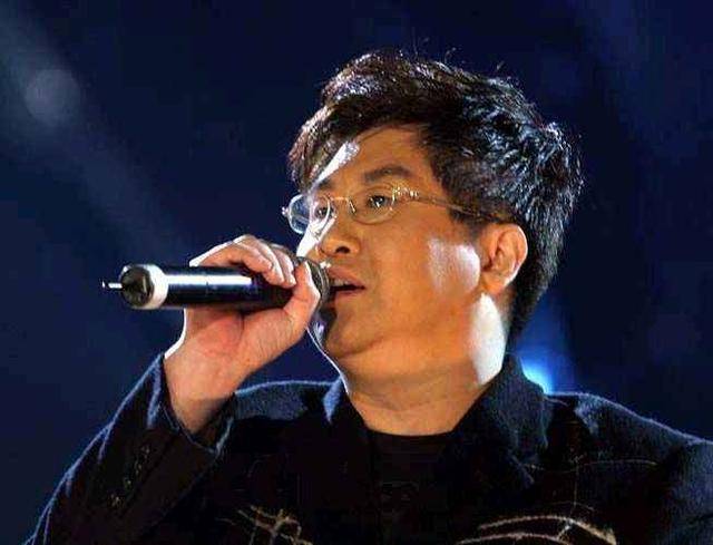 原创郑智化"瘫坐轮椅"照片曝光,网友惊叹:成落魄大叔样