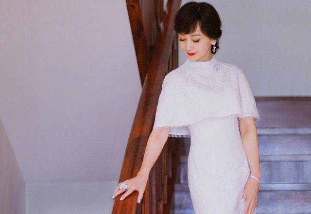 66岁赵雅芝晒美照,白娘子形象深入人心,保养秘籍很多人学不来