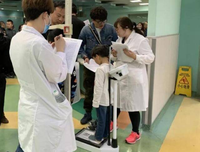 研究|后天长高全靠它们孩子能突破遗传基因身高吗？几项研究给你答案