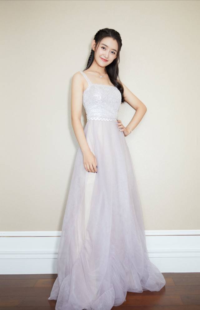 原创19岁蒋依依长大了,穿着薄纱长裙气质优雅,像个美丽的小公主