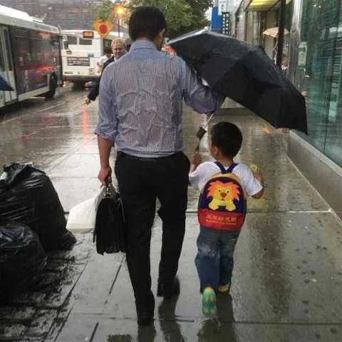 原创满月宝宝患重症，亲友劝放弃，爸爸：“再生一个就不是他了”