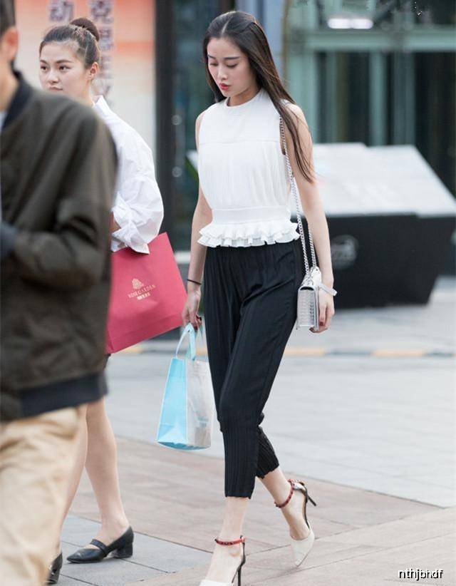 街拍:小姐姐紧致包裹一步裙, 走起路来婀娜多姿