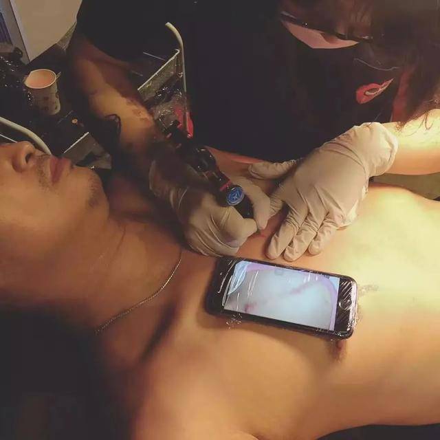 原创满月宝宝患重症，亲友劝放弃，爸爸：“再生一个就不是他了”