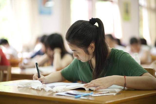 2020高考生1071万，150分就能上大学，为什么还会抱怨上大学难？