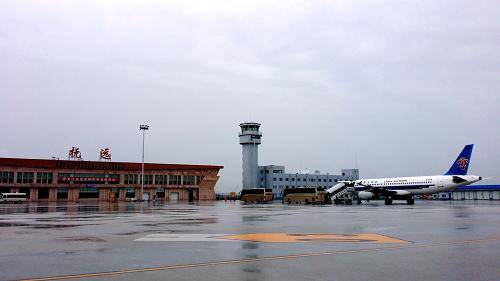 这个机场是位于我国黑龙江省抚远市的——抚远东极机场,这是一个小型