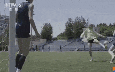 女排封闭集训改踢足球 朱婷送助攻振臂欢呼(gif)
