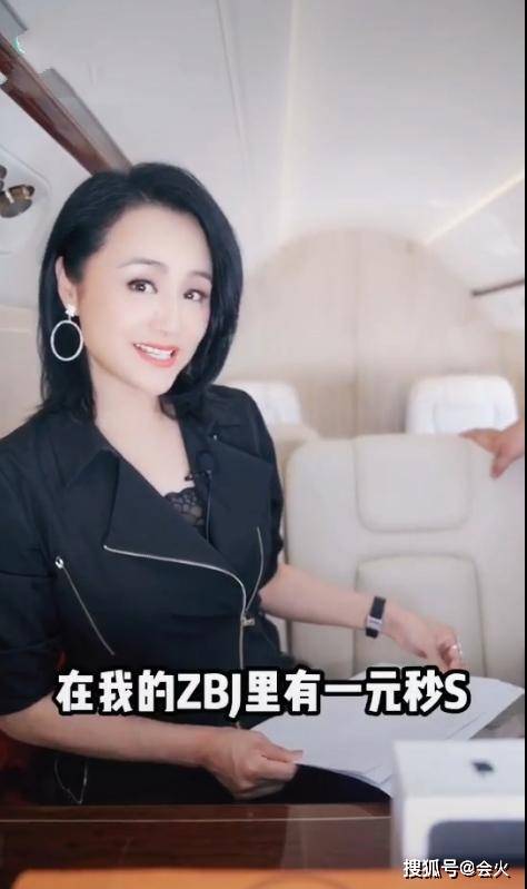 美女主持曹颖罕晒全家福，一家三口高颜值，丈