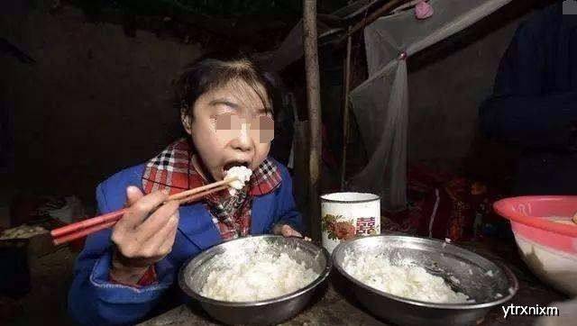 女生|看到她碗里后再也忍不住了15岁少女每天吃白米饭没有菜