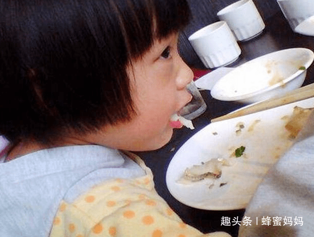 孩子|爸爸2个“果断”救了儿子，医生：家长该学4岁男孩被鱼刺卡喉
