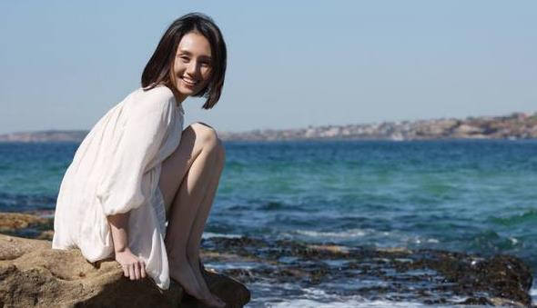 她22岁就成影后, 嫁大1岁影帝丈夫恩爱如初, 如今