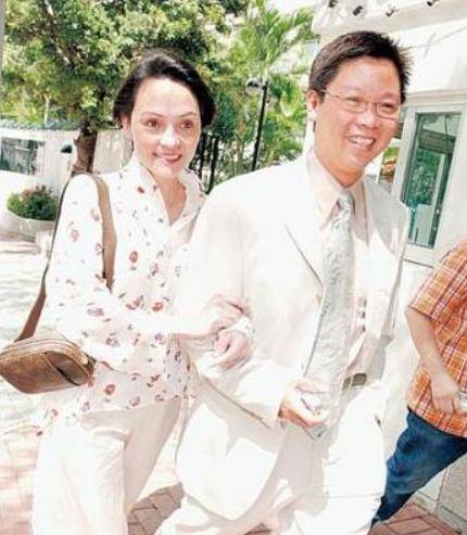 原创张柏芝陪爸爸吃饭，父女同框颜值差距大，三胎儿子倒是有点随外公