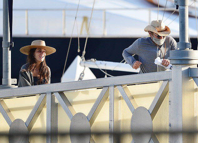 莱昂纳多在豪华游艇上为小女友庆生，两人造型