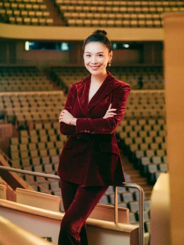 前北京台主持栗坤曝离职原因！露面显女强人气