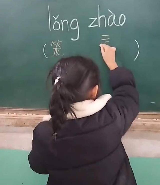 小女孩被老师点名上台听写，笔画顺序惊呆老师，网友：不按套路出牌
