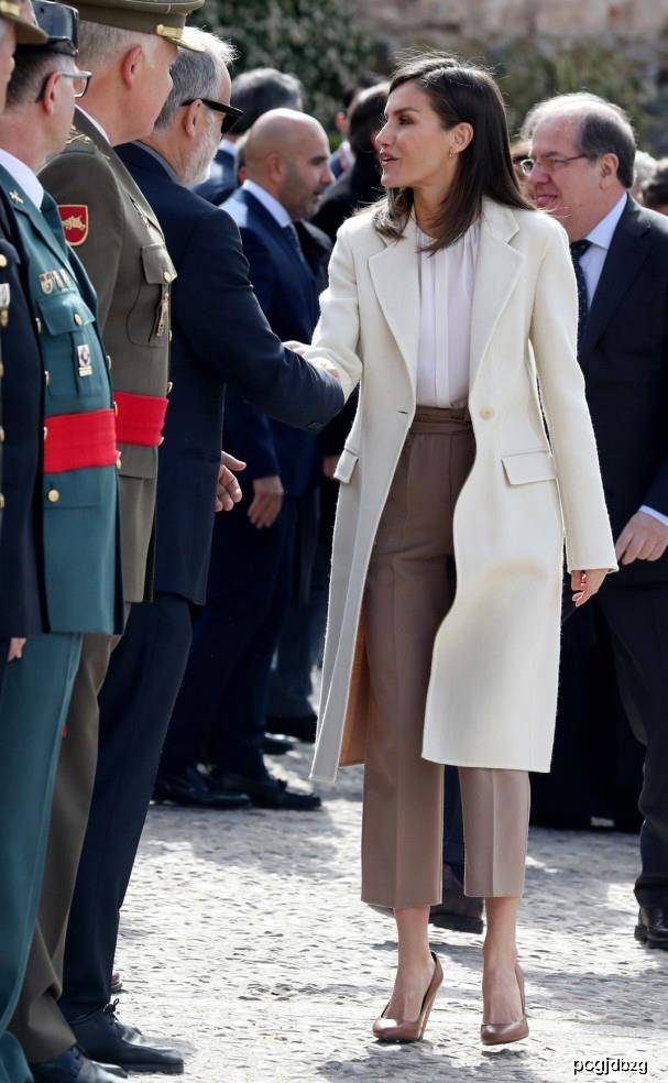 西班牙王后穿"呢大衣"太时髦!搭裙子气质优雅,配长裤气场十足